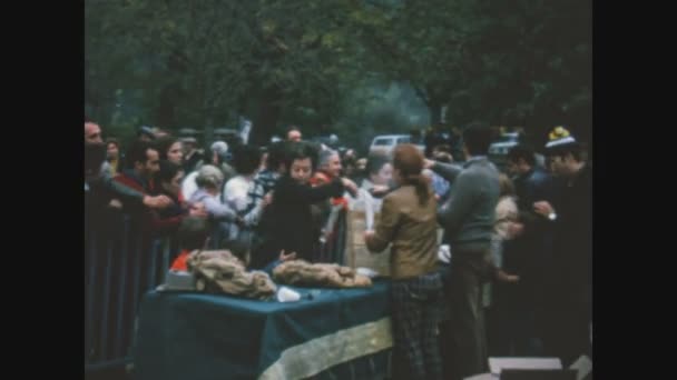 Sanromolo Italy October 1970 Distribution Food Crowd People 000 — 图库视频影像