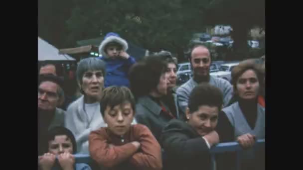 San Romolo Italia Ottobre 1970 Una Folla Persone Dietro Barriera — Video Stock