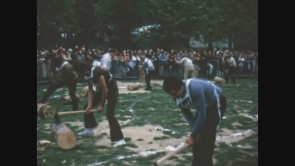 San Romolo Ιταλια Οκτωβριου 1970 Διαγωνισμός Τεμαχισμού Ξύλου Στο Φεστιβάλ — Αρχείο Βίντεο