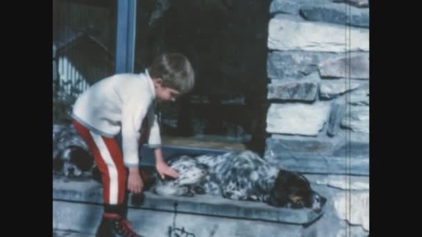 Dolomites Italien Dezember 1969 Kind Streichelt Hund Den 60Er Jahren — Stockvideo