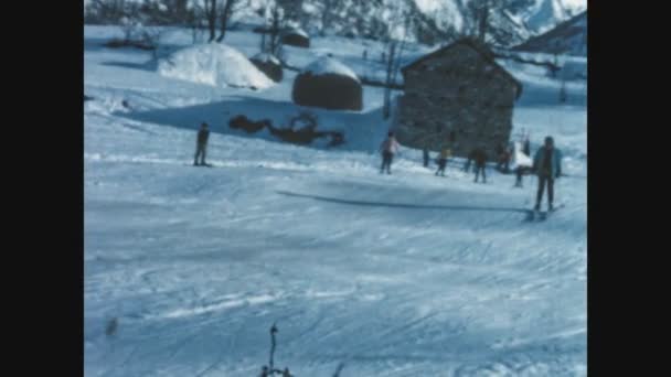 Dolomites Włochy Grudnia 1969 Scena Narciarska Stoku Dolomitów Świeżym Śniegiem — Wideo stockowe