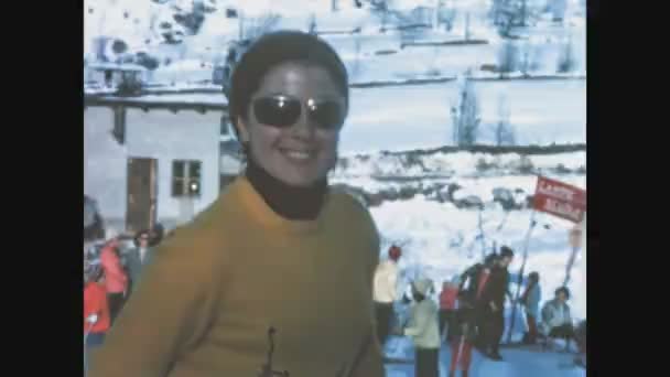Dolomiti Italia Dicembre 1969 Donna Felice Vacanza Sulle Piste Sci — Video Stock