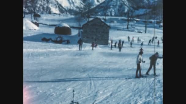 Dolomity Itálie Prosinec 1969 Lyžařská Scéna Svahu Dolomitů Čerstvým Prachovým — Stock video