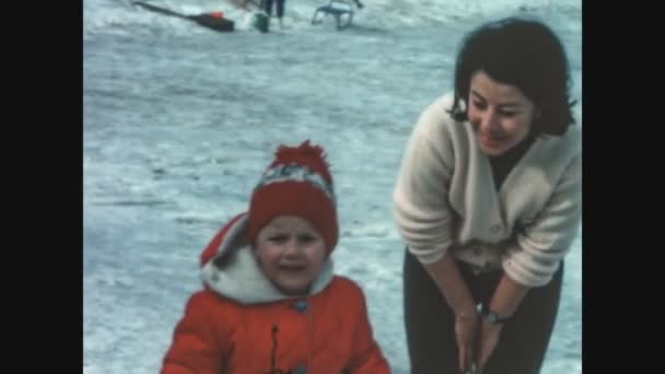 Dolomites Italy December 1969 대돌로 미스의 어린이 스키씬 — 비디오