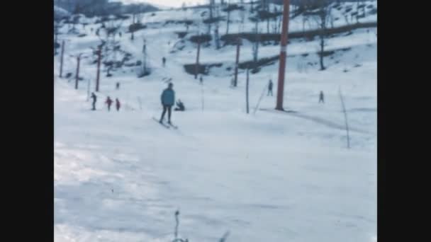 Dolomites Włochy Grudnia 1969 Scena Narciarska Stoku Dolomitów Świeżym Śniegiem — Wideo stockowe
