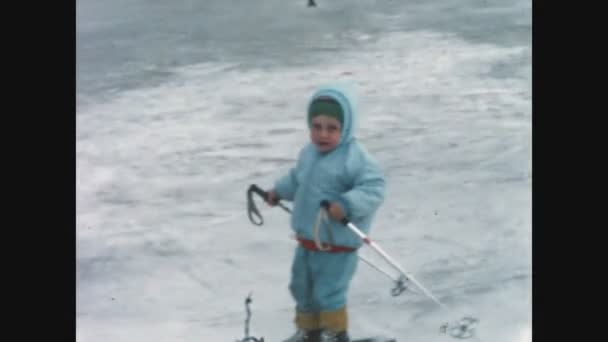 Dolomites Włochy Grudnia 1969 Dziecięca Scena Narciarska Dolomitach Latach Tych — Wideo stockowe