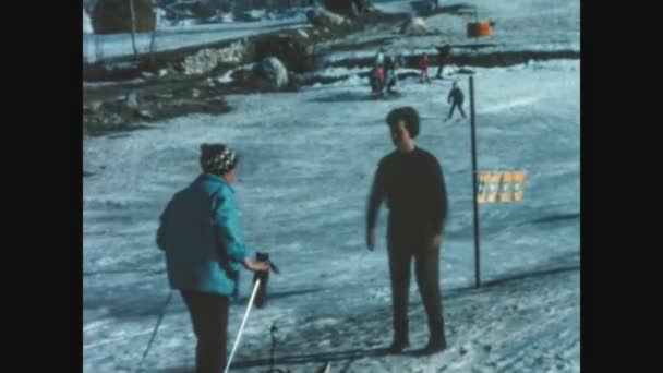 イタリアのドロミテ1969年12月 ドロミテの休暇スキー場の60年代の風景 — ストック動画