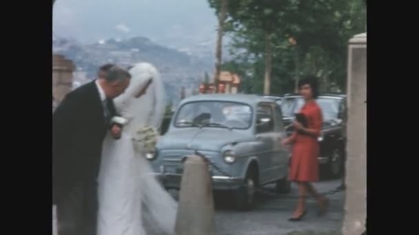 Como Talya Mayıs 1969 Insanlar Kilisenin Dışında Bekliyor Araba Kalabalığa — Stok video