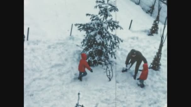 Dolomites Włochy Grudnia 1969 Grupa Dzieci Bawi Się Śniegu Latach — Wideo stockowe