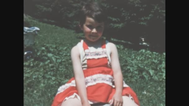 Dolomites Włochy Maj 1965 Dziewczynka Typowej Alpejskiej Sukience Latach Tych — Wideo stockowe