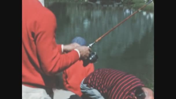 Dolomitos Itália Maio 1965 Pesca Cena Lagoa Nos Anos — Vídeo de Stock