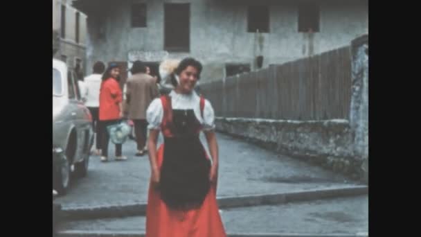 Dolomitos Itália Maio 1965 Jovem Com Vestido Alpino Típico Nos — Vídeo de Stock