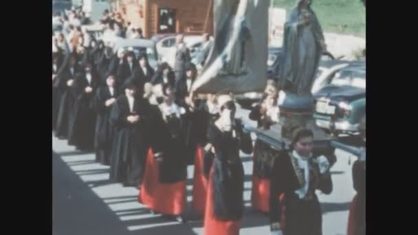 Dolomites Włochy Maj 1965 Chrześcijańska Procesja Religijna Ulicy Latach Tych — Wideo stockowe