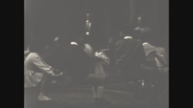 PAVIA, İTALYA HAZİRAN 1958: 50 'lerde parktaki atlıkarıncadaki çocuklar