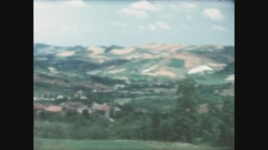 ZAVATTARELLO, İTALYA MAYIS 1958: 50 'lerdeki Zavattarello Tepesi manzarası
