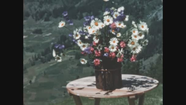 Olomiter Italien Oktober 1964 Vas Blommor Bordet Och Bakom Dolomiter — Stockvideo