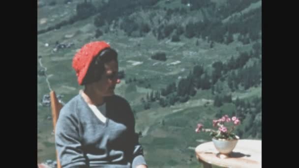 Dolomitos Itália Outubro 1964 Mulher Sentada Relaxe Paisagem Das Dolomitas — Vídeo de Stock