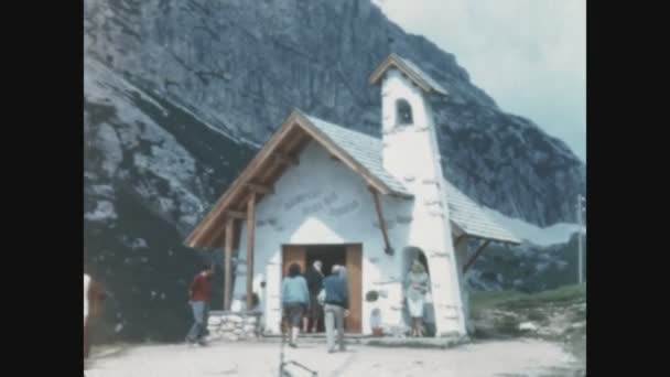 Falzarego Italia Ottobre 1964 Piccola Chiesa Sulla Montagna Negli Anni — Video Stock