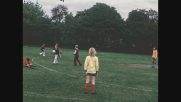 Londres Reino Unido Maio 1969 Crianças Jogam Futebol Nos Anos — Vídeo de Stock