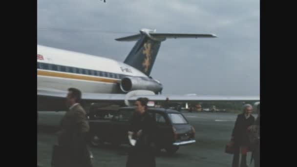 London United Kingdom May 1969 Passengers Exit Plane 60S — Stock Video