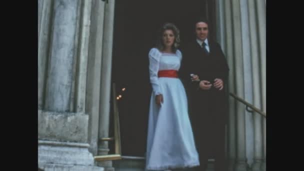 Sanremo Ιταλια Μάιος 1982 Σύζυγοι Εγκαταλείπουν Την Εκκλησία Ρίχνοντας Ρύζι — Αρχείο Βίντεο