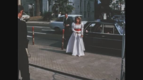 Sanremo Itálie Květen 1982 Příjezd Nevěsty Autem Svatbu Letech — Stock video