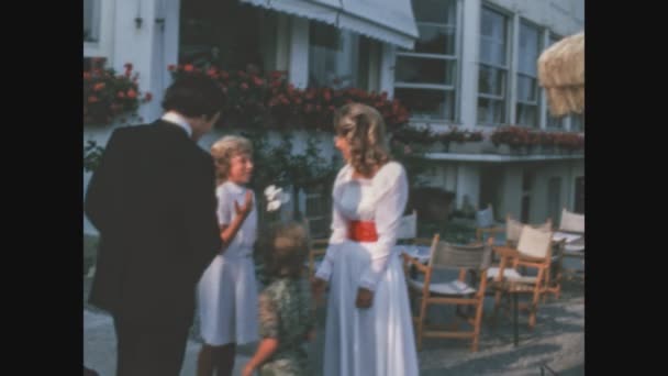 Санремо Италия Май 1982 Жених Невеста Приветствуют Гостей Снаружи Церкви — стоковое видео