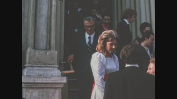 Sanremo Itália Maio 1982 Noiva Noivo Cumprimentam Convidados Fora Igreja — Vídeo de Stock