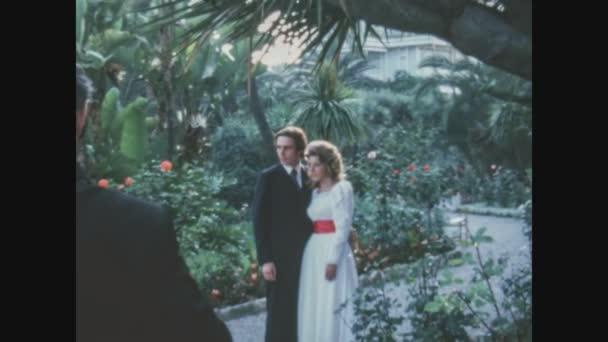 イタリア サンレモ1982年5月 80年代の結婚式における家族の肖像 — ストック動画