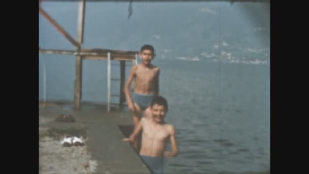 Lago Garda Italia Junio 1958 Los Niños Bañan Lago Garda — Vídeos de Stock