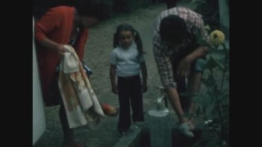 LOIRENT, FRANCE MAYIS 1976: 70 'lerde insanlar ayaklarını dışarıda yıkıyor
