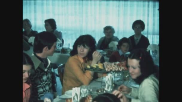 Παρισι Γαλλια Μάιος 1976 Οικογενειακό Γεύμα Στο Εστιατόριο Της Δεκαετίας — Αρχείο Βίντεο