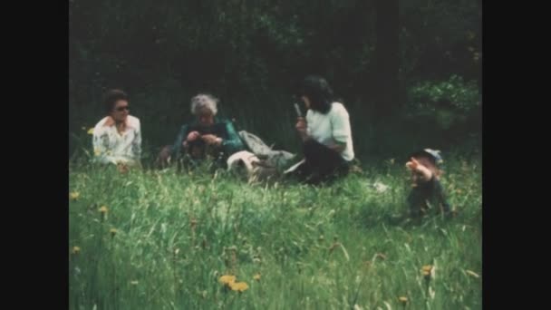 Kerroch Francja Maj 1976 Grupa Ludzi Zrelaksować Się Trawniku Latach — Wideo stockowe