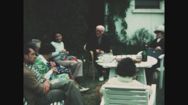 フランス ケロッホ1976年5月 70年代の庭での家族ランチ — ストック動画