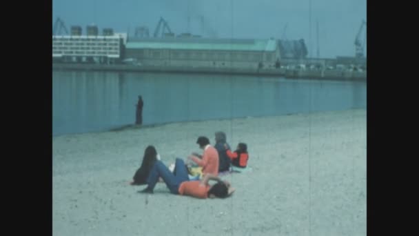 Cherbourg França Maio 1976 Grupo Pessoas Sentadas Relaxando Praia Nos — Vídeo de Stock