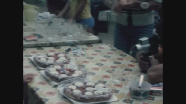 1976年5月6日 70年代在花园的户外家庭午餐 — 图库视频影像