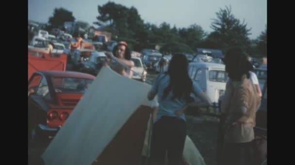 1975年フランス 少年たちが70年代にキャンプをしている — ストック動画