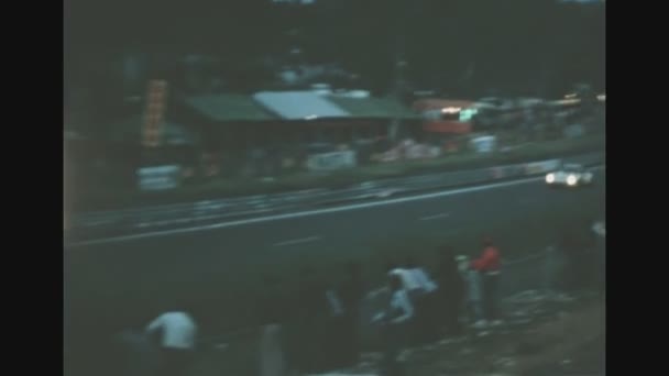 マン1975年フランス マン24時間レースで走行 — ストック動画