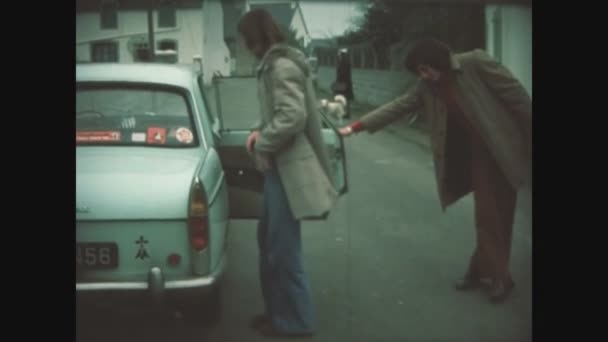Paris Frankreich Mai 1975 Jungs Steigen Ins Auto Für Die — Stockvideo