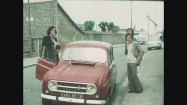 Parigi Francia Maggio 1975 Gruppo Persone Sale Una Vecchia Renault — Video Stock