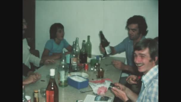 Parijs Frankrijk Mei 1975 Lunch Thuis Met Een Groep Vrienden — Stockvideo