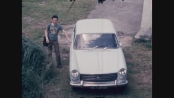 Maille Frnace May 1977 Хлопчик Сідає Машину — стокове відео