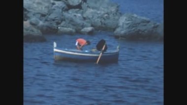 MATERA, İTALYA HAZİRAN 1975: 60 'larda denizde kayık