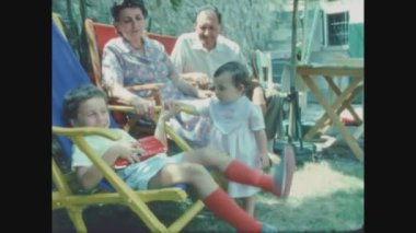 COMO, İtalya Mayıs 1968: Mutlu aile 60 'larda ev bahçesinde dinleniyor