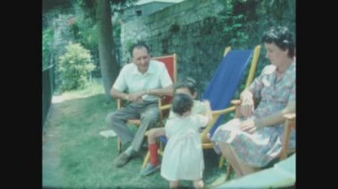 COMO, İtalya Mayıs 1968: 60 'larda mutlu çocuklu büyükanne ve büyükbaba bahçede