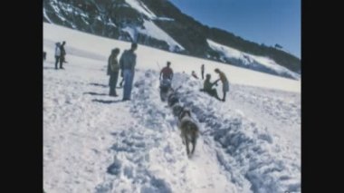 DOLOMITES, İTALYA 1975: 70 'lerde kar altında köpek kızağı