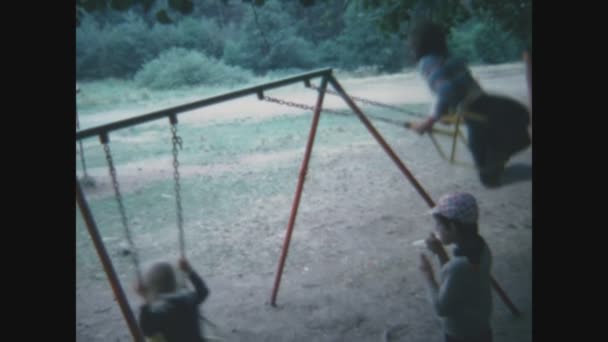 Pavia Italien Mai 1968 Kinder Park Spielen Den 60Er Jahren — Stockvideo