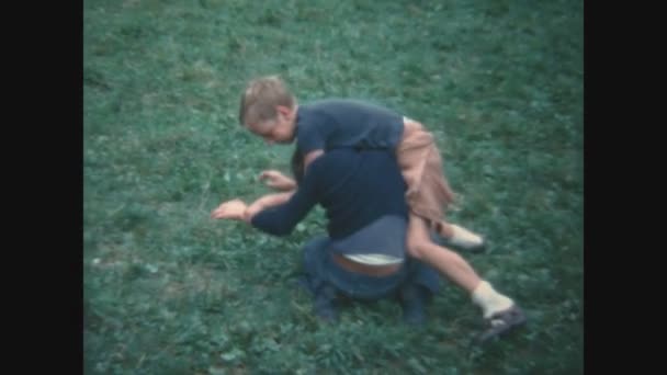 Pavia Talya Mayıs 1968 Larda Çocuklar Dövüş Sahnesi — Stok video