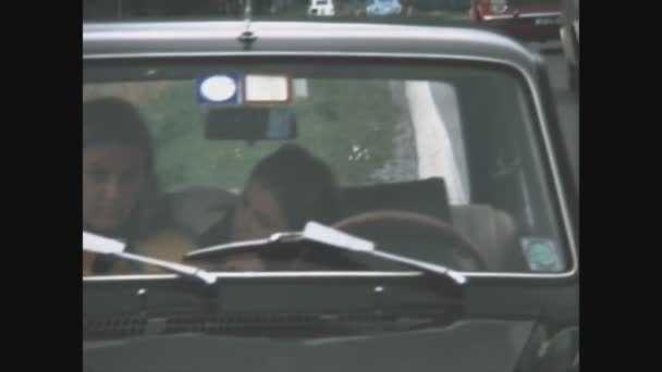 Italy Circa 1976 Девушки Автомобиле — стоковое видео