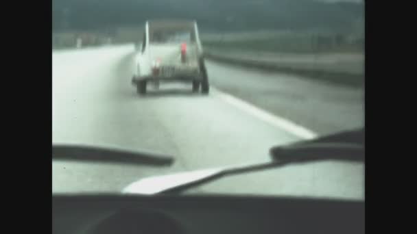イタリアサーキャ1976年 事故車が70年代に高速道路を走行 — ストック動画